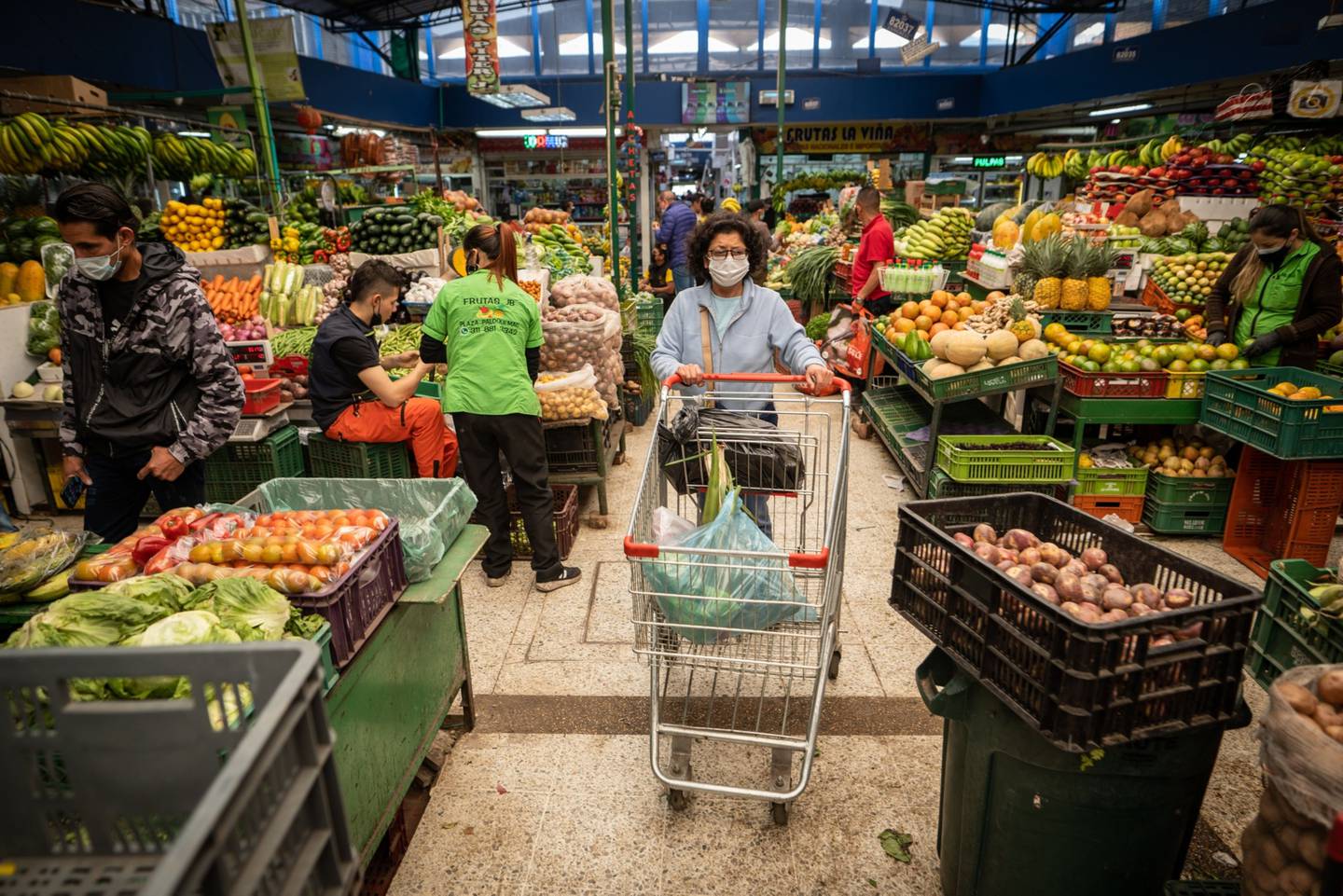 Un cliente compra en un mercado de productos agrícolas en Bogotá, Colombia, el lunes 7 de febrero de 2022.