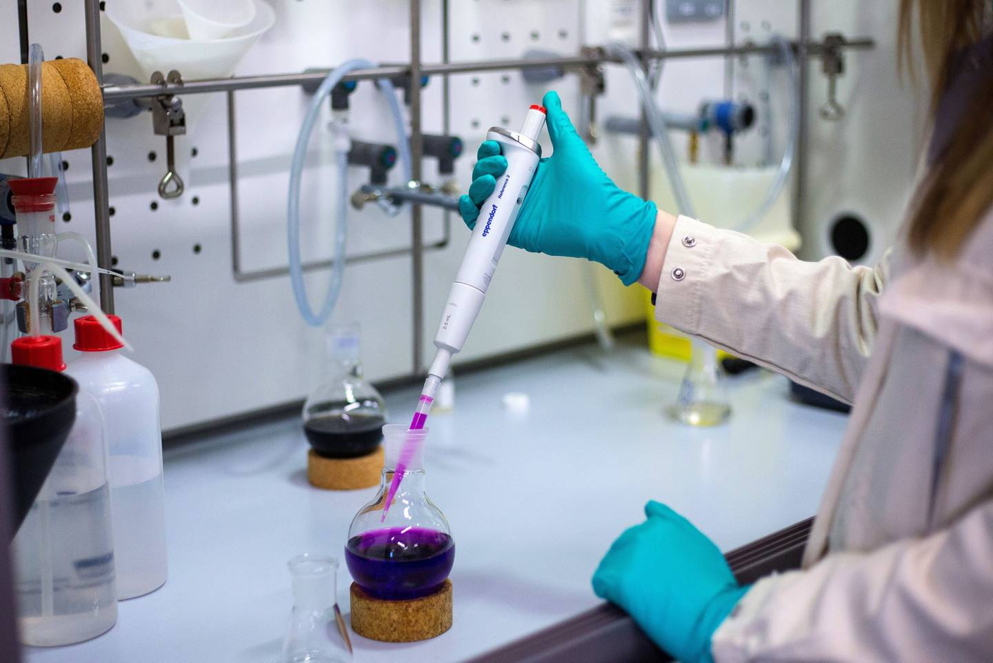 Un empleado utiliza una pipeta Eppendorf AG Reference 2 para llenar un frasco de vidrio en el laboratorio de investigación oncológica en la fábrica de la división farmacéutica de Bayer AG en Berlín, Alemania, el miércoles 20 de marzo de 2019.