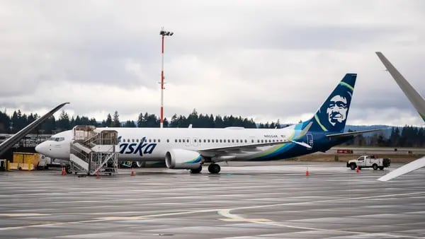 CEO de Boeing acepta “error” en discurso sobre incidente con avión de Alaska Airlinesdfd