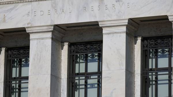 Daybreak: Fed evalúa reglas para bancos medianos; Crisis en Boliviadfd