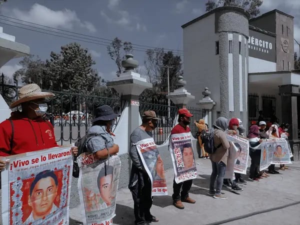 Los padres y madres de los 43 estudiantes de Ayotzinapa realizaron un mitin el 23 de septiembre en el Campo Militar No. 1 de la Secretaría de la Defensa Nacional, ubicado al poniente de Ciudad de México. (Cortesía: Prensa Ayotzi)