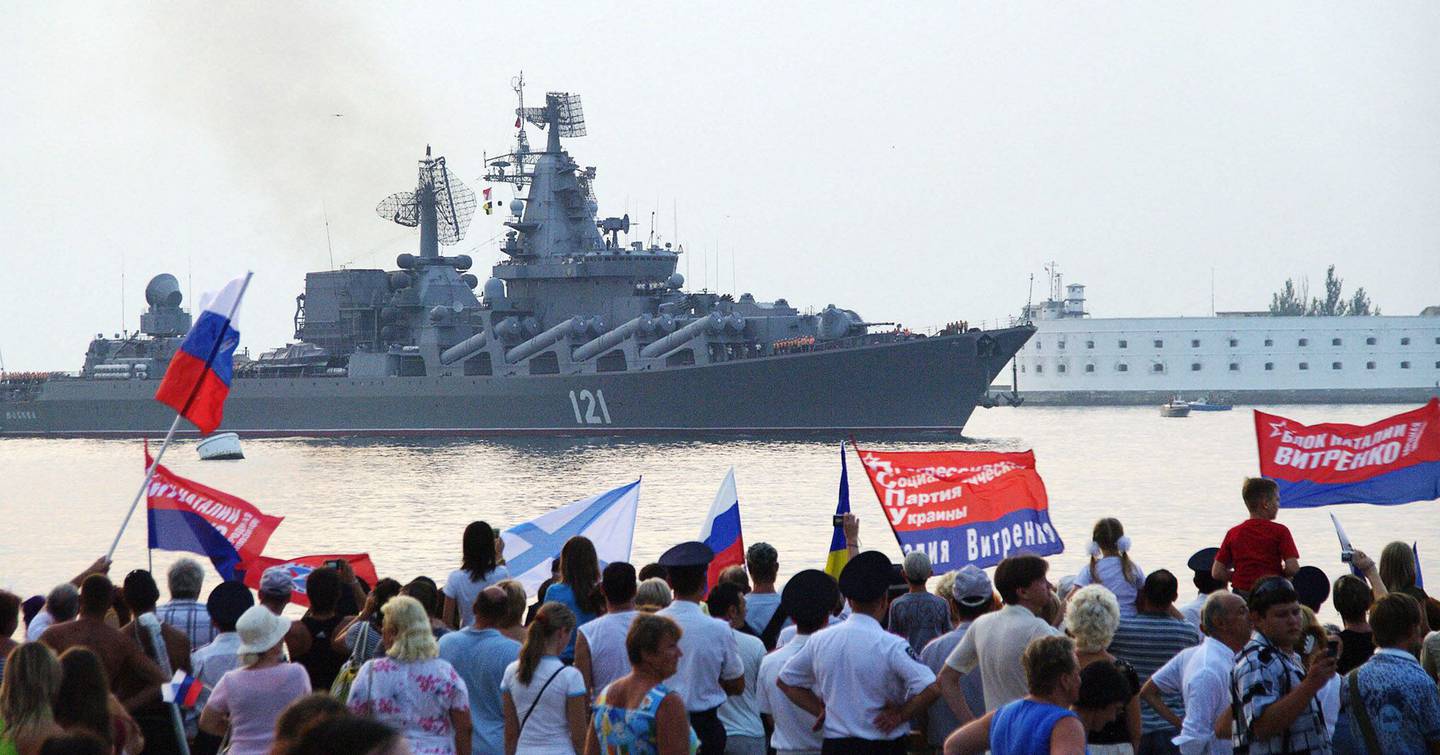 Imagen del buque Moskva entrando en la bahía de Sebastopol, en Crimea, en 2008.dfd