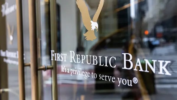 First Republic se desploma ante especulación de embargo por parte de reguladoresdfd