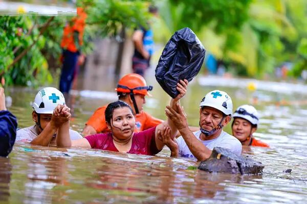 Cuerpos de socorro y de Protección Civil rescatan a víctima de inundación en El Salvador, por causa de la tormenta tropical Julia  Foto: Secretaría de Comunicaciones de la Presidencia