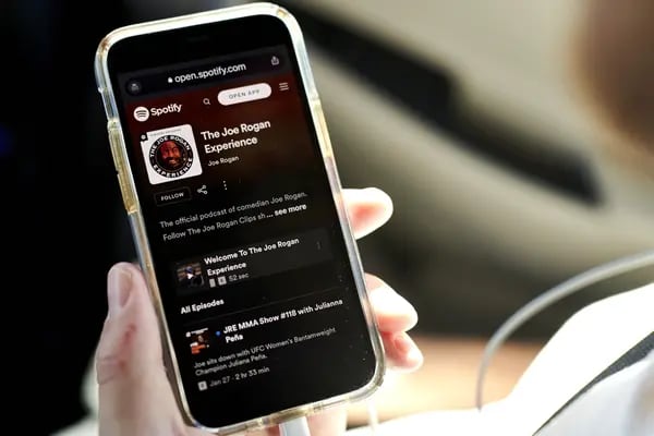 La página web de Joe Rogan Experience Spotify en un smartphone
