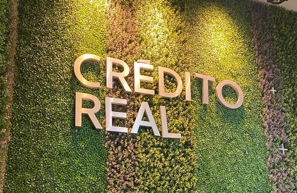 Crédito Real emitió este bono en 2017, obteniendo MXN$800 millones de los inversionistas y estaba sujeto al cumplimiento de ciertas condiciones.