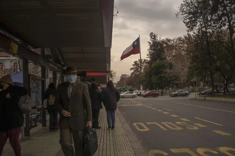 Personas en una parada de bus en Santiago, Chile, el 13 de julio de 2022. Foto: Bloomberg.dfd