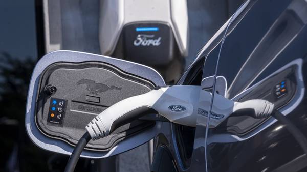 Ford recurre a cargadores Tesla en una rara asociación entre rivalesdfd