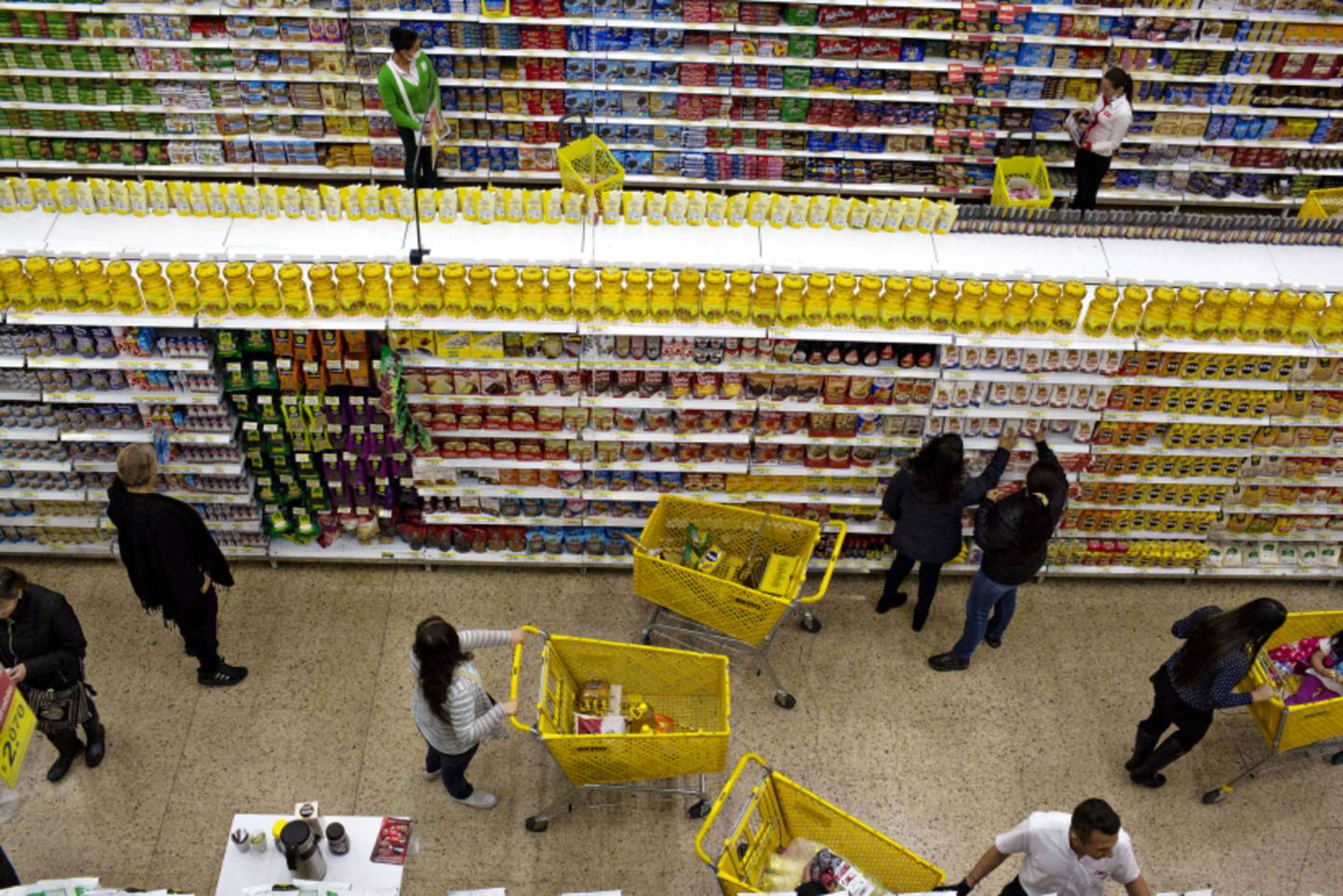 Los clientes ven los productos a la venta en una tienda en Bogotá, Colombia, el jueves 20 de abril de 2017.dfd
