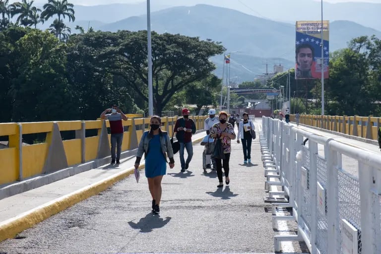 Venezolanos cruzan el Puente Internacional Simón Bolívar, cerca de la frontera con Venezuela, en Cúcuta, Colombia, el jueves 7 de octubre de 2021.dfd