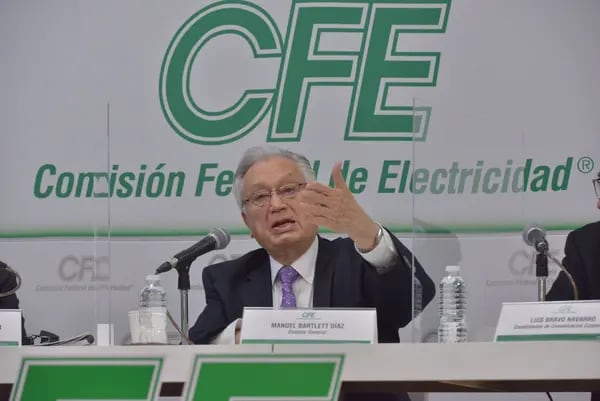 El director de CFE, Manuel Bartlett Díaz, durante una conferencia de prensa en las oficinas de la Ciudad de México. (Foto: Cortesía).