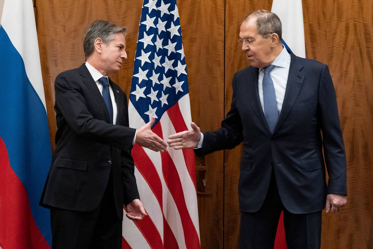 El Secretario de estado de EE.UU., Antony Blinken (izq.), saluda al Ministro de Asuntos Exteriores ruso, Sergey Lavrov, antes de su reunión, en Ginebra, el 21 de enero de 2022