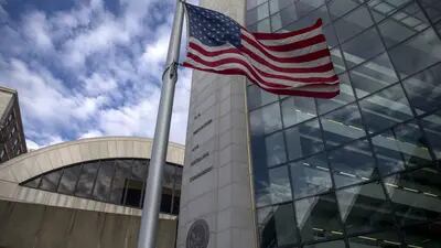 Una bandera estadounidense ondea frente a la sede de la Comisión del Mercado de Valores de EE.UU. en Washington..
