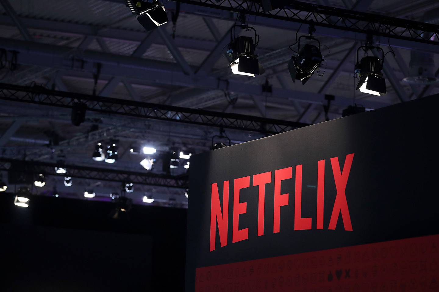 Un logotipo de Netflix Inc. se encuentra en el área de exhibición de la compañía de transmisión de televisión en línea en el evento de la industria del juego Gamescom en Colonia, Alemania, el martes 20 de agosto de 2019.