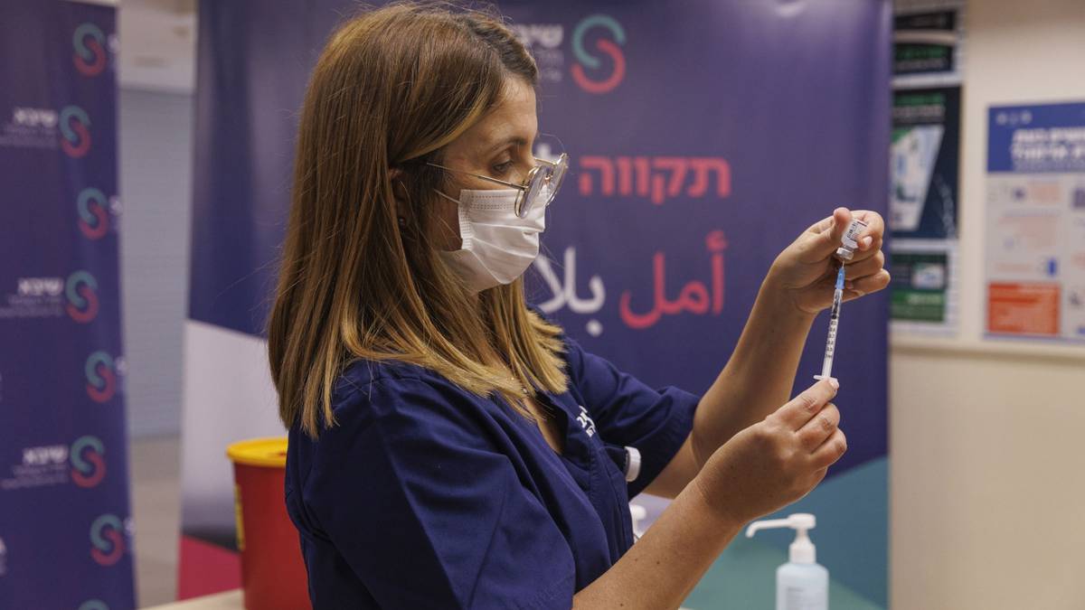 Israel inicia aplicação de quarta dose de vacina para pessoas com mais de 60 anos