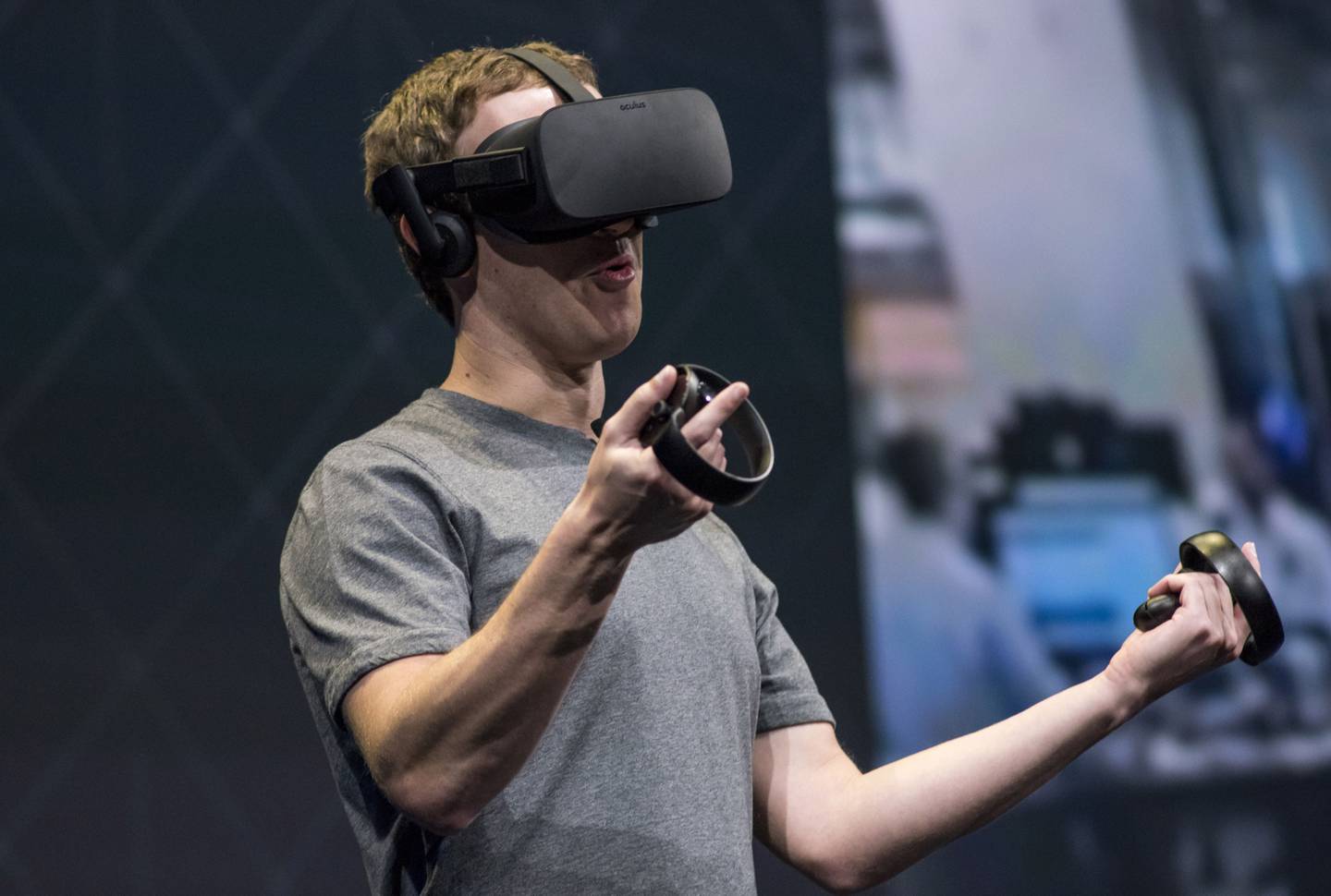 Mark Zuckerberg muestra el visor de realidad virtual Oculus Rift y los controladores Oculus Touch, mientras hace una demostración durante el evento Oculus Connect 3 en San José, California, el jueves 6 de octubre de 2016.