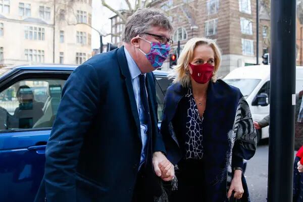Crispin Odey, socio fundador de Odey Asset Management, y Nichola Pease, esposa de Odey, llegan a Westminster Magistrates' Court en Londres, en marzo 11 del 2021.