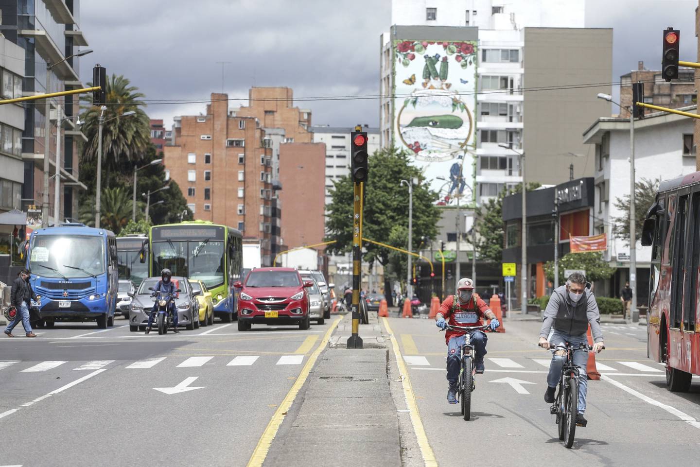 Los ciclistas recorren una ruta ciclista temporal en la calle 7 en Bogotá, Colombia, el martes 2 de junio de 2020.