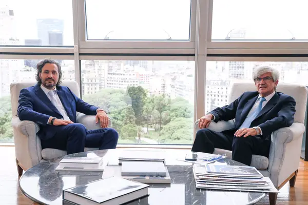 El canciller Santiago Cafiero junto al embajador de Argentina en Uruguay, Alberto Iribarne, durante una reunión a inicios de año. Foto: Twitter.com/ArgentinaEnUru