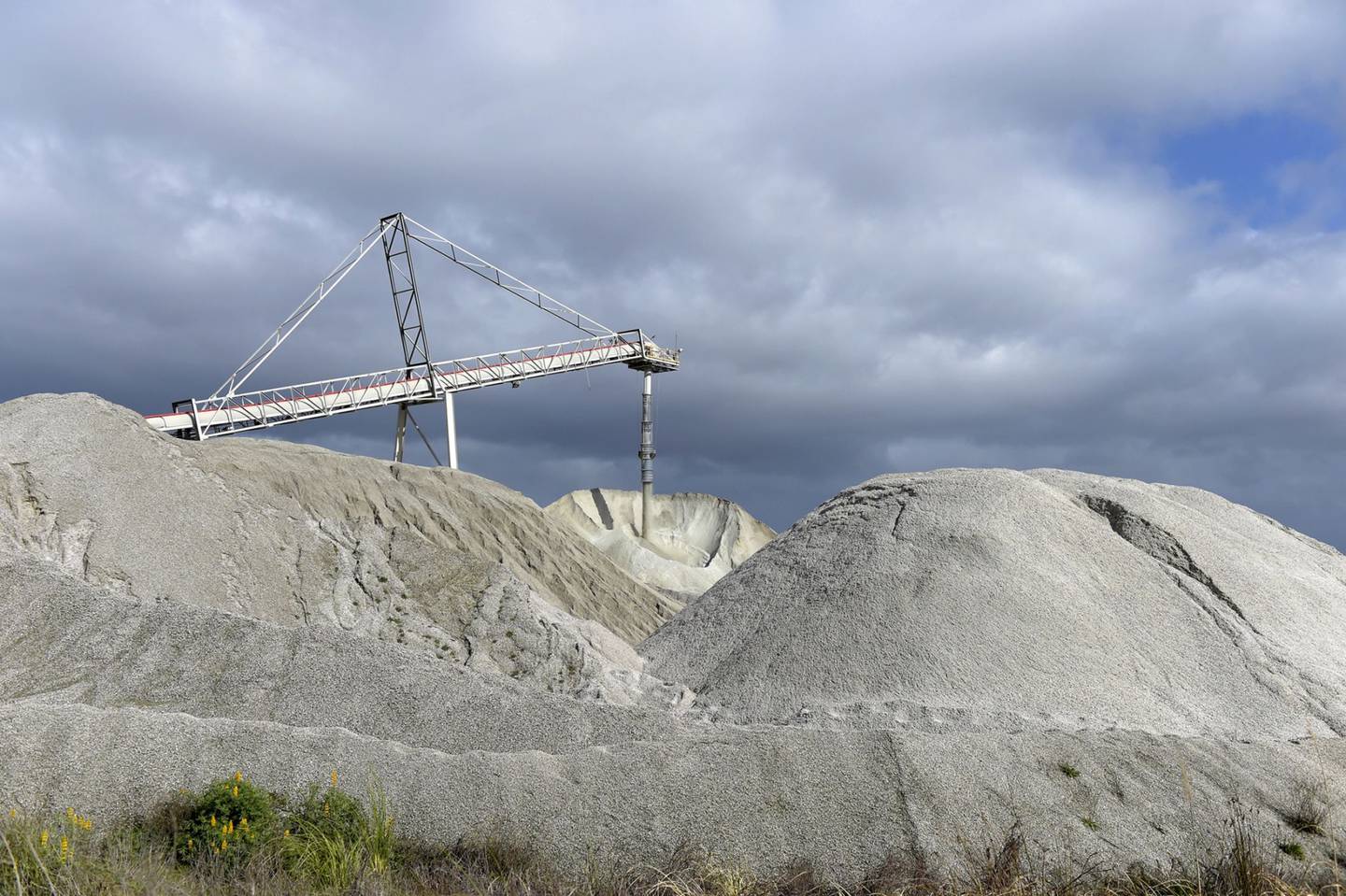 El mineral de litio cae de un vertedero a una pila en las instalaciones de Talison Lithium Ltd., una empresa conjunta entre Tianqi Lithium Corp. y Albemarle Corp. en Greenbushes, Australia, el jueves 3 de agosto de 2017.