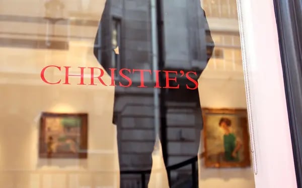 Un empleado en una galería donde se exponen obras de arte para subasta en Christie's International Plc en King Street, Londres, Reino Unid