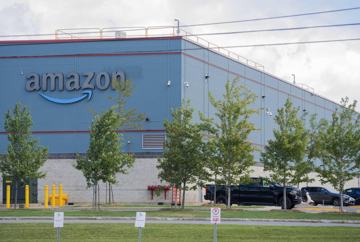 Un almacén y centro de distribución de Amazon en un parque industrial en Montreal, Quebec, Canadá, el jueves 1 de septiembre de 2022.