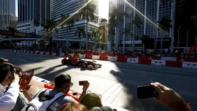 Patrick Friesacher conduce el auto de Red Bull en una carrera de exhibición durante el Festival de F1 del año pasado en el Bayfront Park de Miami, Florida.
