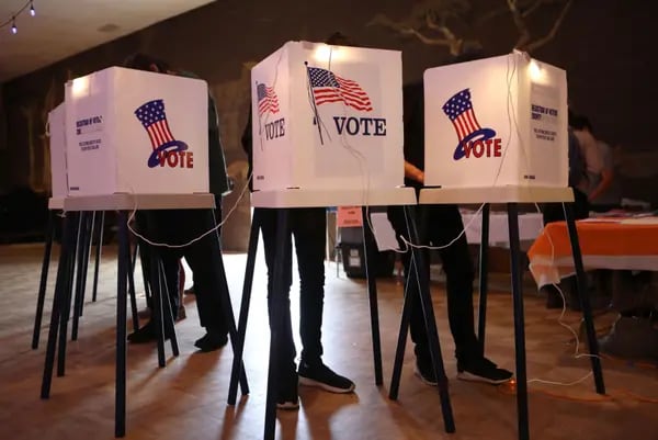 Los votantes depositan su voto en una Logia Masónica el 5 de junio de 2018 en Los Ángeles, California.