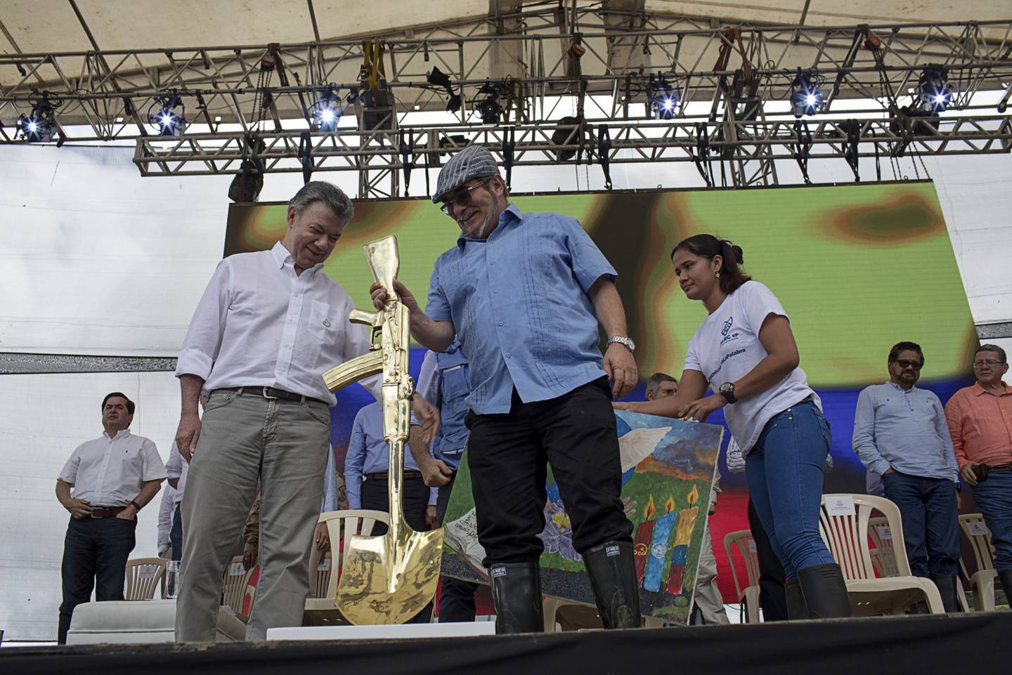 Juan Manuel Santos, entonces presidente de Colombia, izquierda, en el escenario con Rodrigo Londoño, conocido como Timochenko, líder de la ahora exguerilla de las Farc.dfd