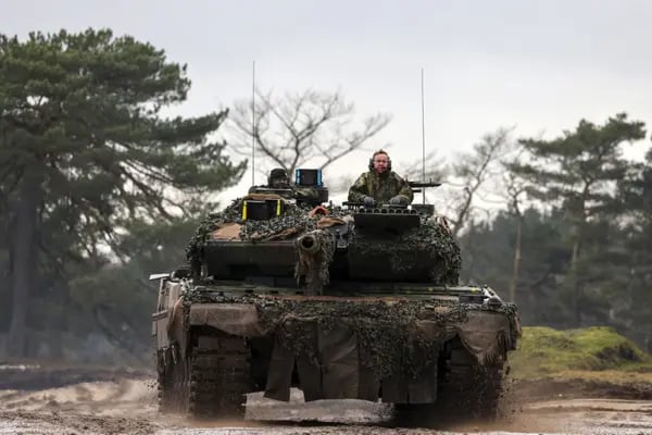 Imagen del ministro de Defensa alemán sobre un tanque Leopard 2