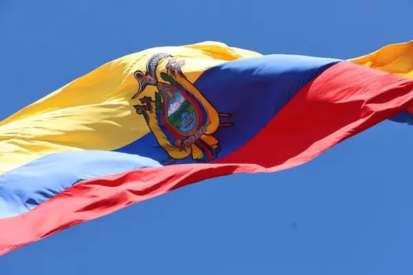 Una bandera ecuatoriana ondeando en una ceremonia militar realizada en la Cima de la Libertad por la conmemoración de la Batalla de Pichincha.