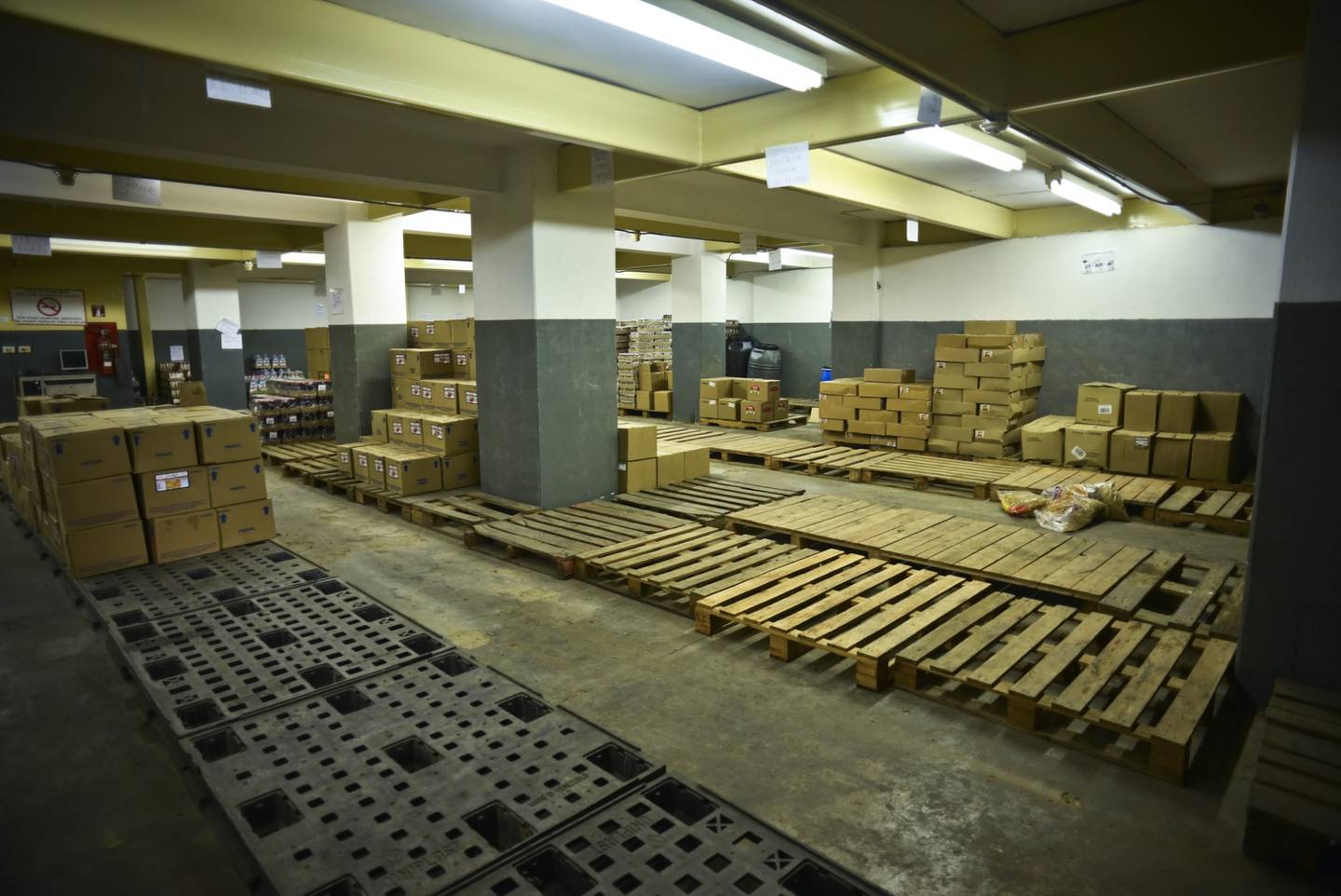 (Archivo) Paletas vacías en el almacén de un distribuidor de alimentos del sector privado en el centro de Caracas, Venezuela, el lunes 14 de enero de 2013.