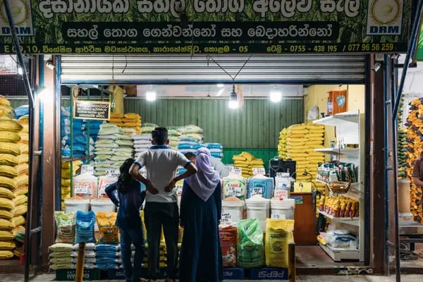 Compradores en un puesto de cereales en el Centro Económico Narahenpita en Colombo, Sri Lanka, el domingo 22 de mayo de 2022. Fotógrafo: Jonathan Wijayaratne/Bloomberg