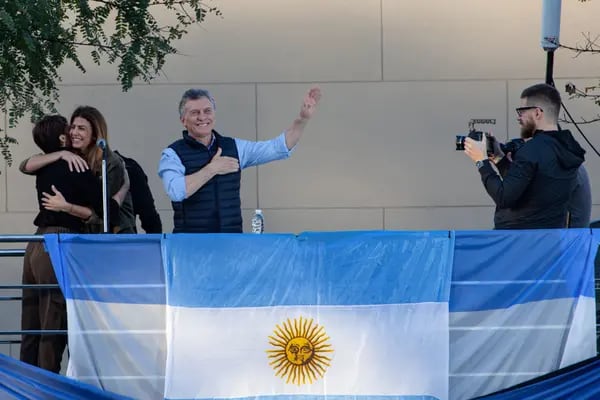 El ex presidente argentino saluda a sus seguidores durante la campaña electoral de 2019.