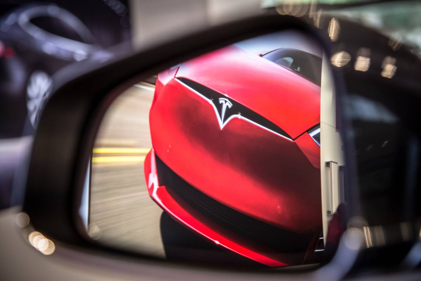 Una insignia se encuentra en el capó de un vehículo eléctrico Modelo S expuesto dentro de una tienda de Tesla Inc. en Barcelona, España, el jueves 11 de julio de 2019.