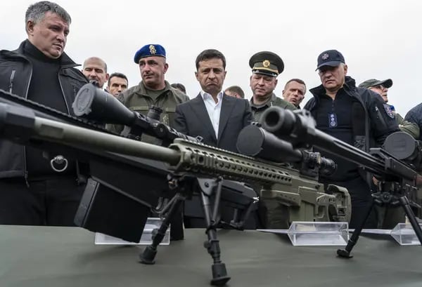 Volodymyr Zelenskiy inspecciona rifles de francotirador durante un simulacro en Stare, Ucrania, en 2019.