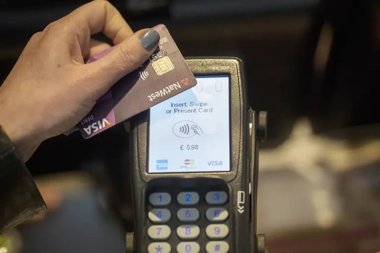 Un cliente realiza un pago sin contacto utilizando una tarjeta de débito Natwest Visa Inc., a través de un dispositivo de pago de Verifone Systems Inc., que también admite pagos con American Express Co., MasterCard Inc.dfd