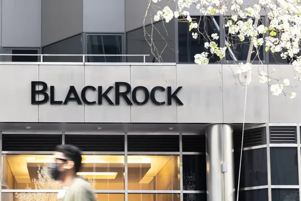 Un peatón con una máscara protectora pasa frente a la sede de BlackRock Inc. en Nueva York, EE.UU., el sábado 10 de abril de 2021.