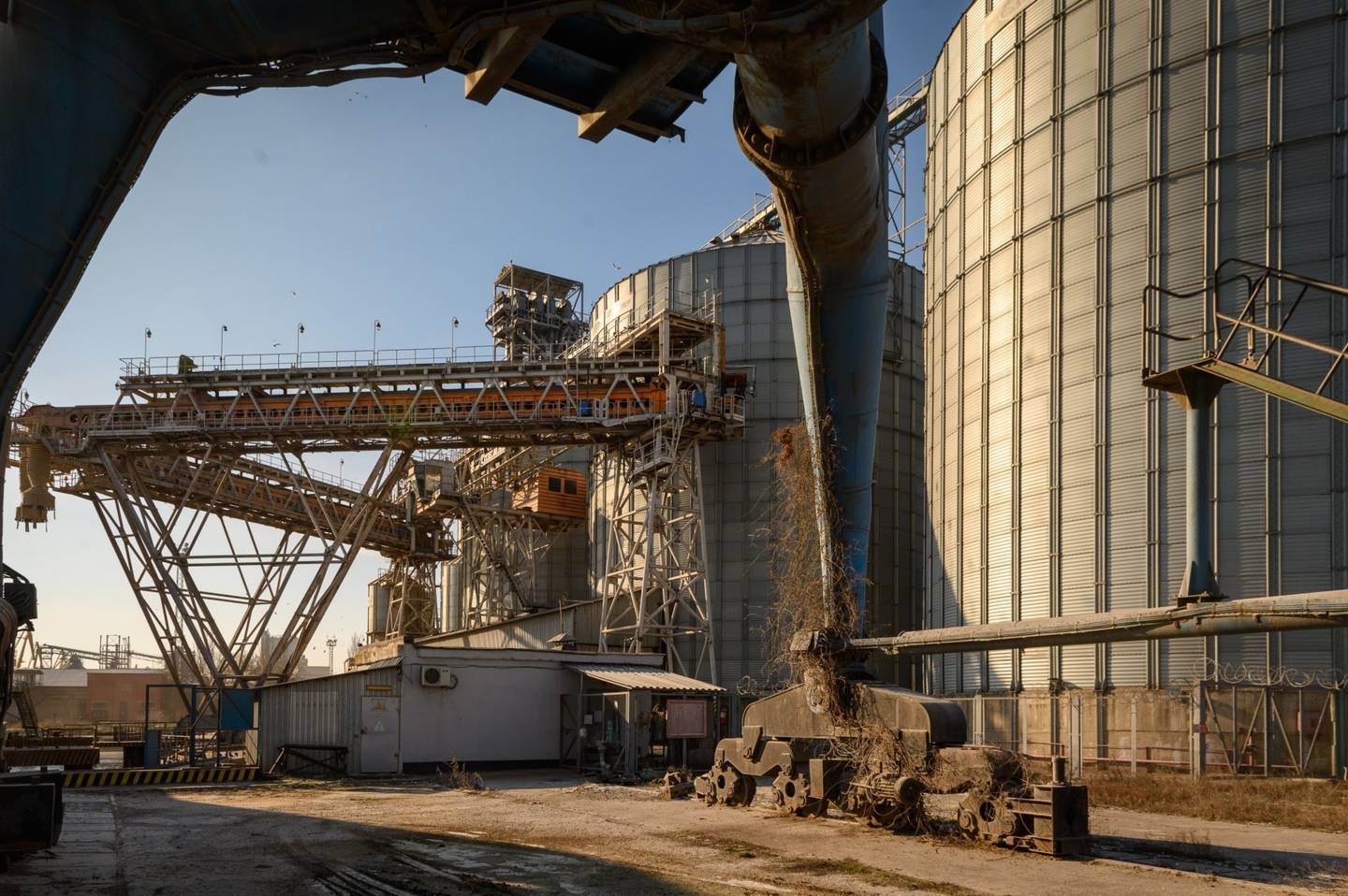 Silos en la terminal de granos de UkrTransAgro LLC en el Puerto de Mariúpol, Ucrania, el jueves 13 de enero de 2022.