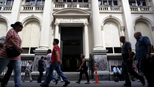 Inflación en Argentina terminará 2022 en 76%, según analistas consultados por el BCRAdfd