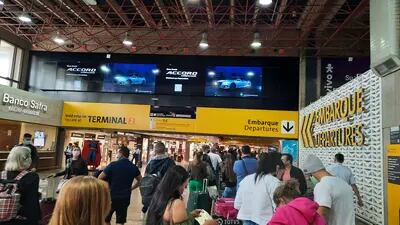 Aeroporto de Guarulhos, o maior do país, registra crescimento da movimentação de passageiros, mas ainda abaixo do nível de 2019, ano pré-pandemia