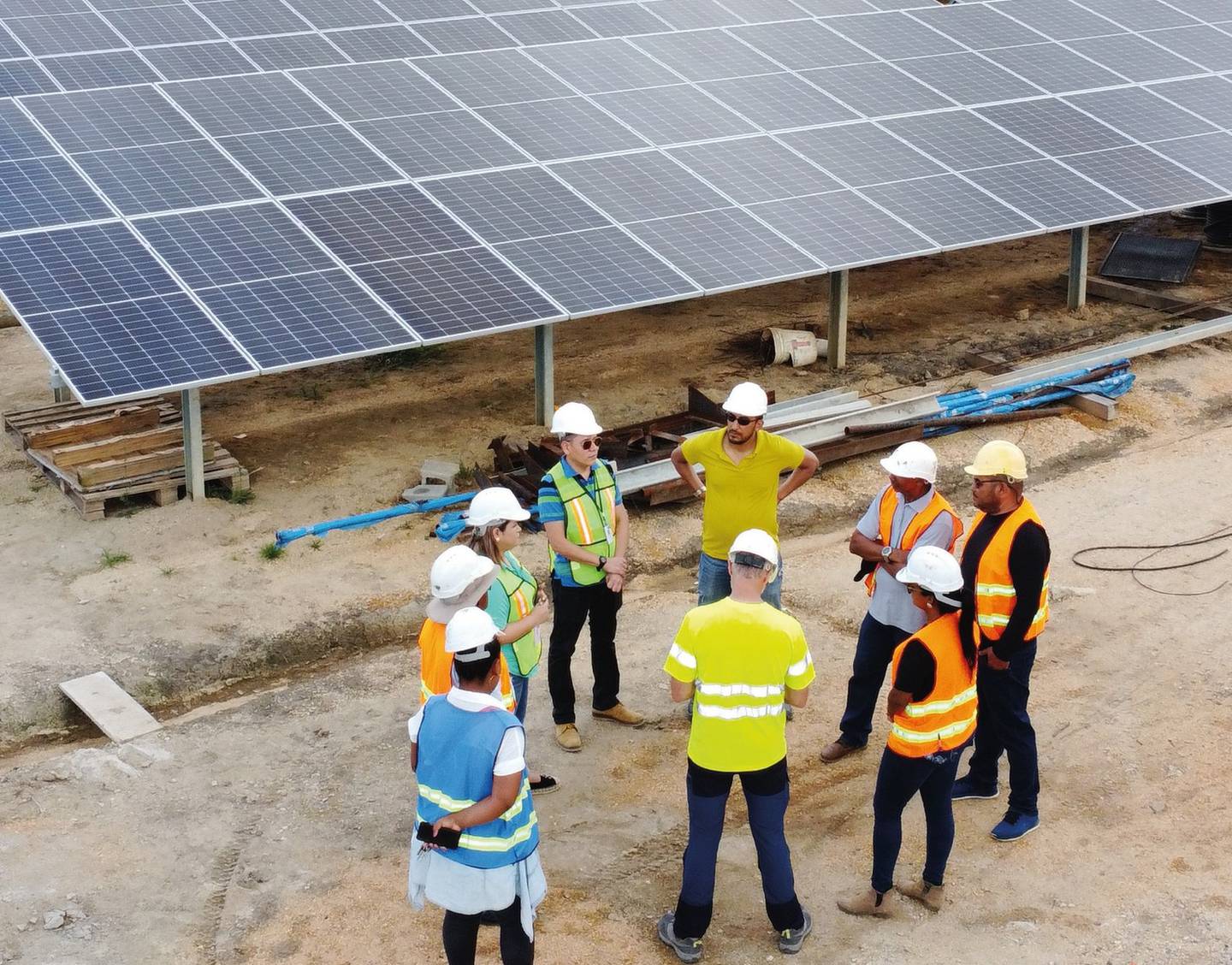 Técnicos de la Enee durante su visita en el proyecto de paneles solares en Brus Laguna.