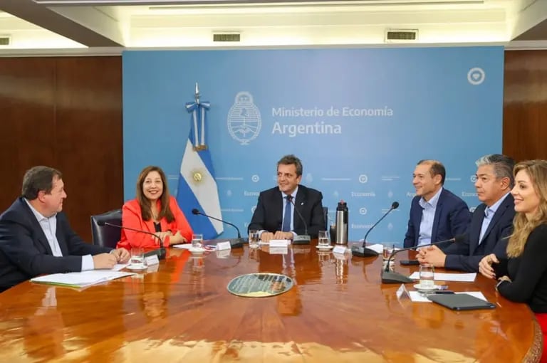 Argentina's Economy Minister and ruling coalition presidential candidate Sergio Massa (center) during a meeting with provincial governors. dfd