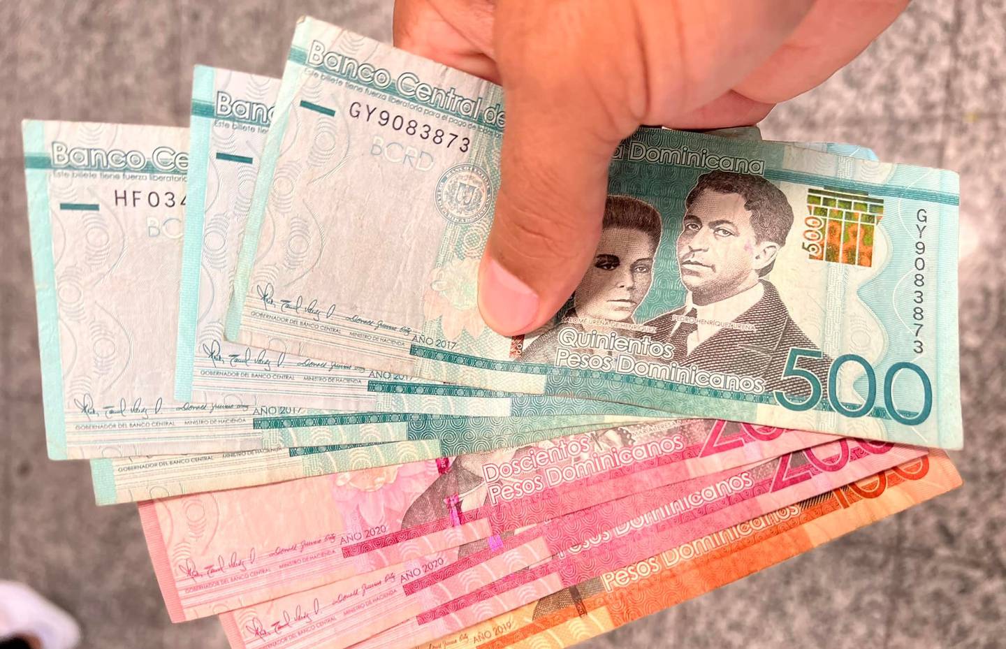 Dominicana anuncia aumento de 19% al salario mínimo del sector privado no sectorizado