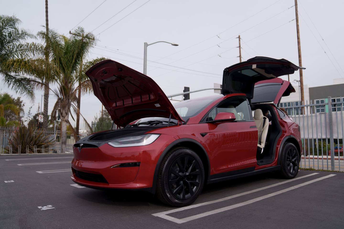 Un Tesla Model X en un centro de entrega de Tesla en Marina Del Rey, California, EE.UU., el viernes 13 de enero de 2023. Tesla Inc. recortó los precios de toda su gama en EE.UU. y los principales mercados europeos en el último esfuerzo del fabricante de automóviles para avivar la demanda después de varios trimestres de entregas decepcionantes. Fotógrafo: Eric Thayer/Bloomberg.