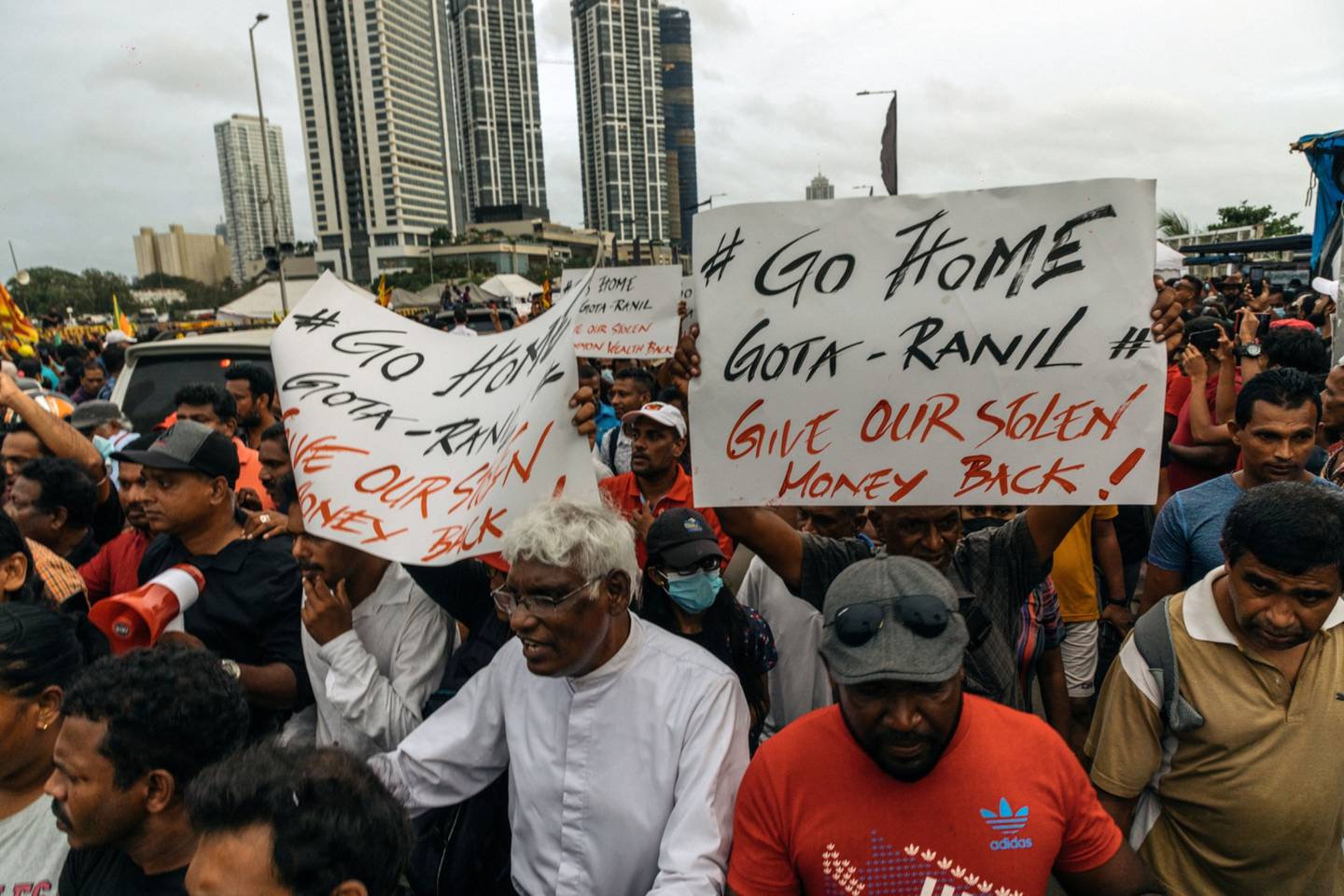 Manifestantes que piden la dimisión inmediata del presidente Gotabaya Rajapaksa marchan hacia el Palacio Presidencial, en Colombo, Sri Lanka, el domingo 10 de julio de 2022. Fotógrafo: Jonathan Wijayaratne/Bloomberg