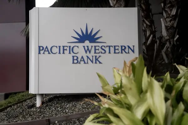 Una sucursal del Pacific Western Bank en Los Ángeles, California, EE.UU., el viernes 10 de marzo de 2023. First Republic Bank y PacWest Bancorp se desplomaron el viernes a medida que la agitación en SVB Financial Group se extendió a otros prestamistas. Fotógrafo: Eric Thayer/Bloomberg