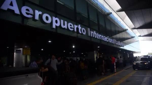 Aeropuerto La Aurora reporta apagones en época pico por viajes de Año Nuevodfd