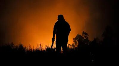 Una persona combate el fuego en Rafael, comuna de Tome en la región de Biobío, en Chile, el 8 de febrero de 2023. Fotógrafo: Javier Torres/AFP/Getty Images