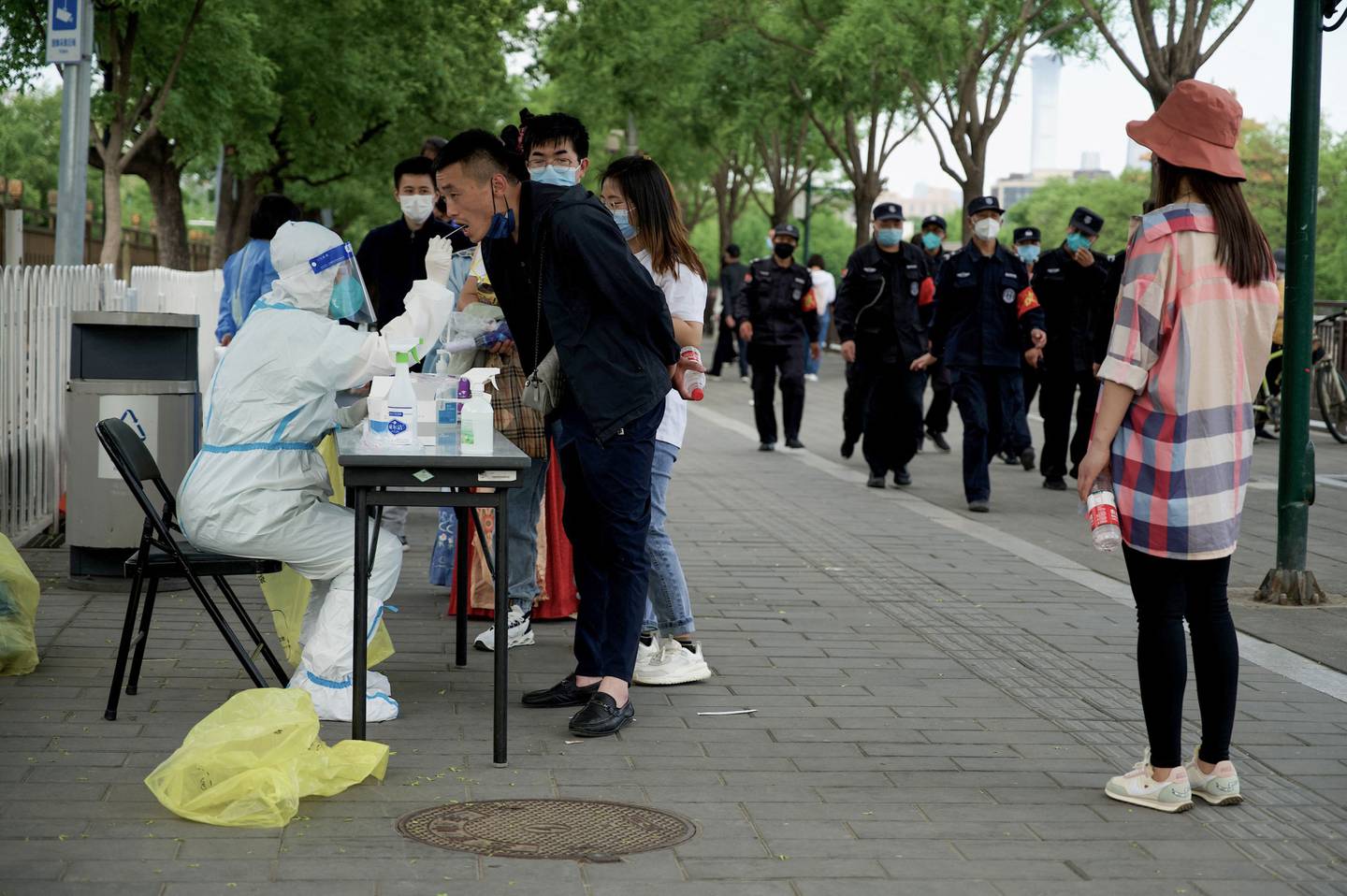 Um homem é testado para Covid-19 em Pequim em 1º de maio